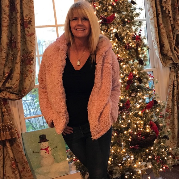 🎉BIG SALE!!🎉BLUSH PINK FAUX FUR SHERPA COAT!! - Picture 2 of 8